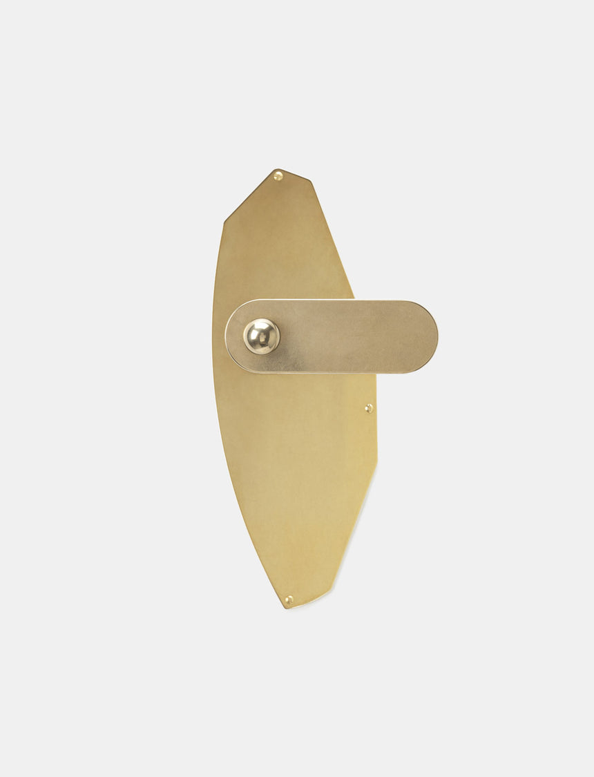 Poignée de porte pilule avec bouton bille, plaque aux formes aléatoires en laiton naturel, fabrication française, vue de face – collection ÎLE