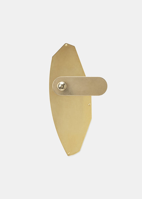 Poignée de porte pilule avec bouton bille, plaque aux formes aléatoires en laiton naturel, fabrication française, vue de face – collection ÎLE