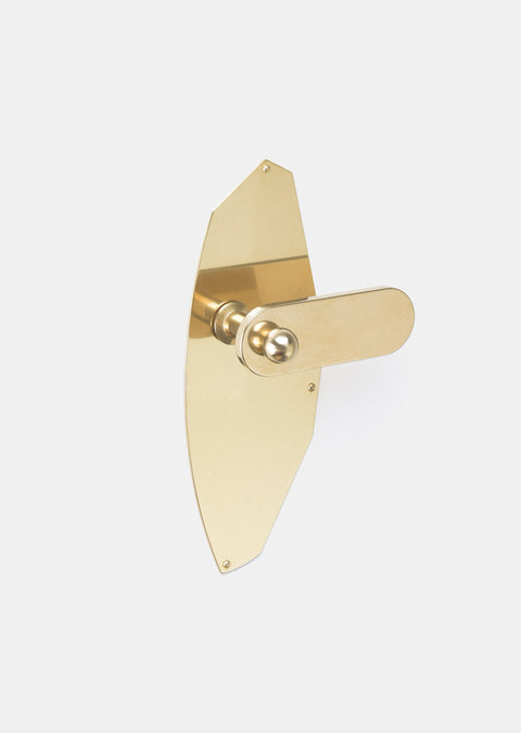 Poignée de porte pilule pleine avec bouton bille, plaque aux formes aléatoires en laiton naturel, fabrication française, vue de trois quarts – collection Île