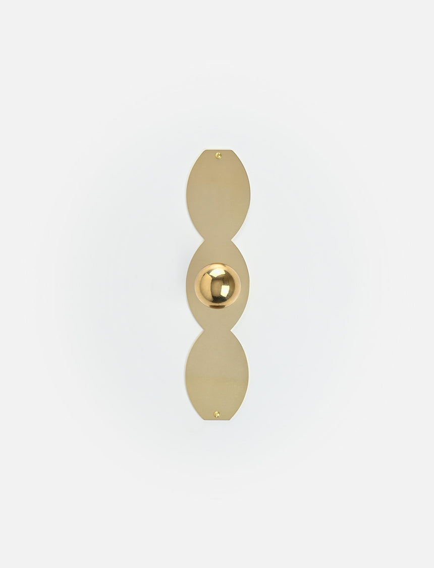 Bouton en laiton naturel sur plaque verticale en laiton naturel