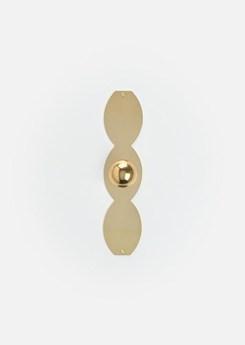 Bouton en laiton naturel sur plaque verticale en laiton naturel