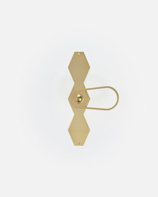 Poignée de porte goutte ajourée avec bouton bille, plaque festonnée géométrique en laiton naturel, fabrication française, vue de face – collection Feston
