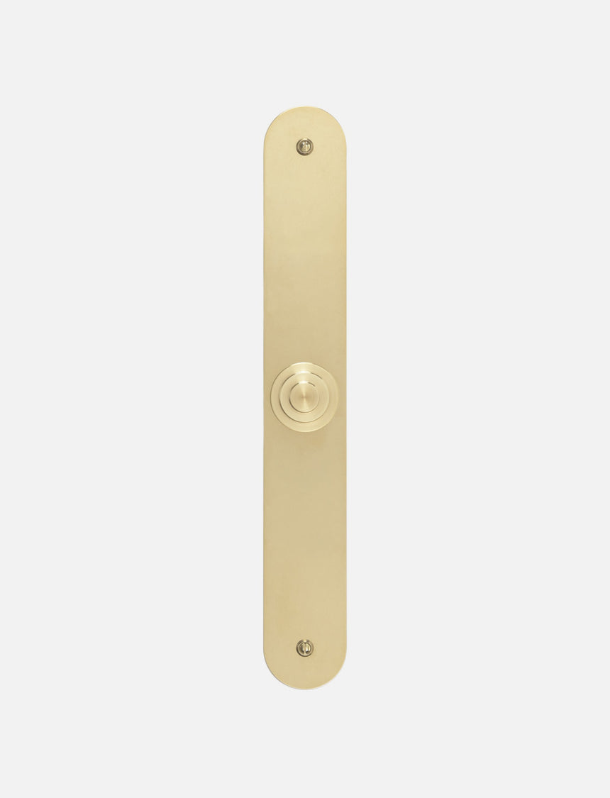 bouton de placard sur plaque longue en laiton
