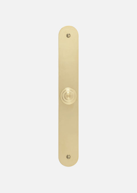 bouton de placard sur plaque longue en laiton